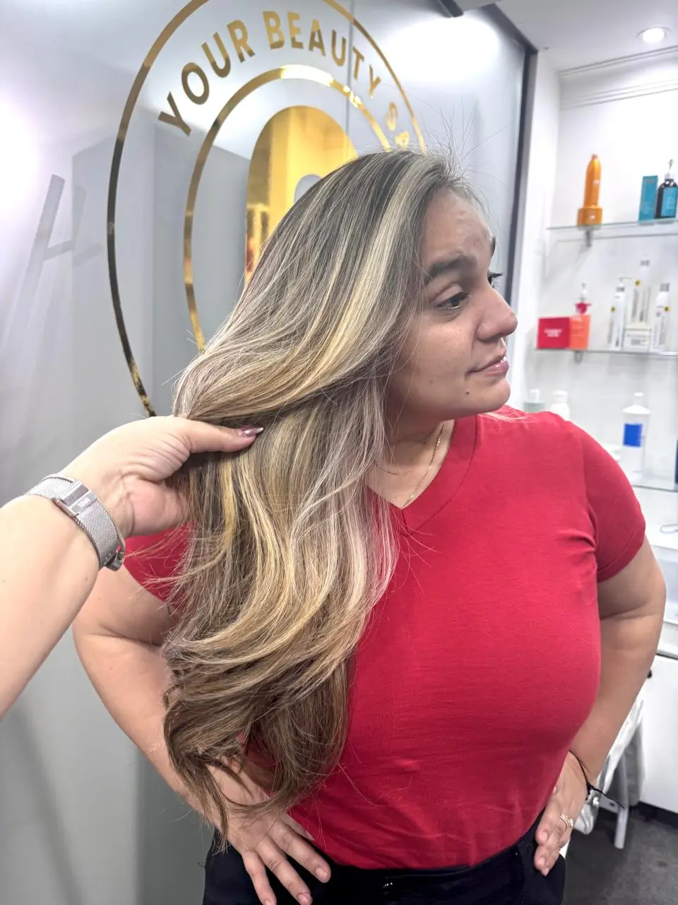 Balayage rubio largo visto de lado, con transición suave desde la raíz