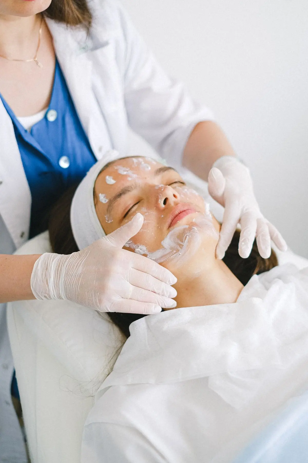 Aplicación de mascarilla facial; fotografía ilustrativa de Pexels, no corresponde a Balayage RD