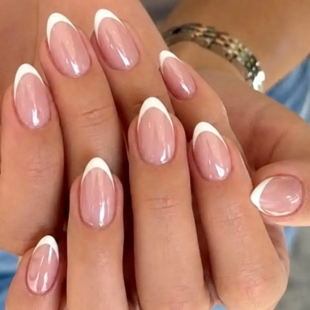 Manicure rosada con puntas French blancas y brillo aurora, publicada por Balayage RD